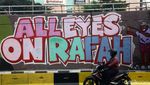 Mural Dukung Palestina Mejeng di Flyover Jl S Parman