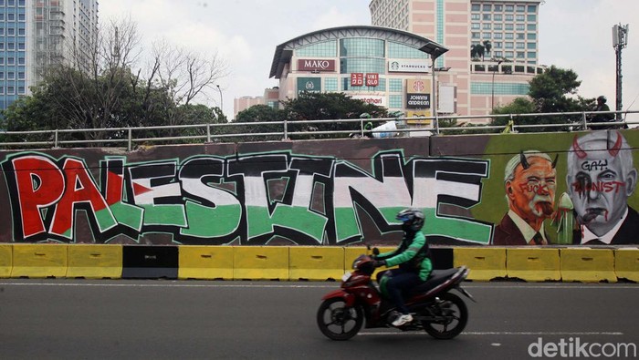 Mural Dukung Palestina Mejang di Flyover Jl S Parman Kepedulian terhadap warga Palestina dituangkan sejumlah seniman dalam bentuk mural. Mural dukung Palestina itu berada di flyover Jl S Parman, Jakarta.