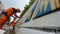 Mural khas ornamen Betawi ini dilukis dalam rangka menyambut HUT ke-497 DKI Jakarta.