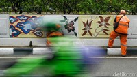 Mural ini dibuat sekaligus untuk mempercantik sarana dan prasarana umum di Jakarta.