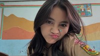 Nayla Denny Purnama berpose gemas memakai seragam pramuka. (Foto: dok Instagram)