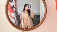Nayla Denny Purnama selfie di cermin sekolah. (Foto: dok Instagram)