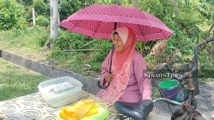 Nenek 82 Tahun Ini Bahagia Jualan Kue dengan Hasil Rp 34.500 Sehari