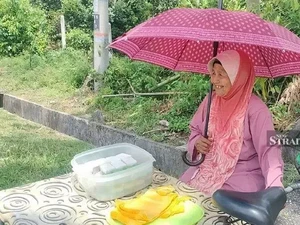 Nenek 82 Tahun Ini Bahagia Jualan Kue dengan Hasil Rp 34.500 Sehari