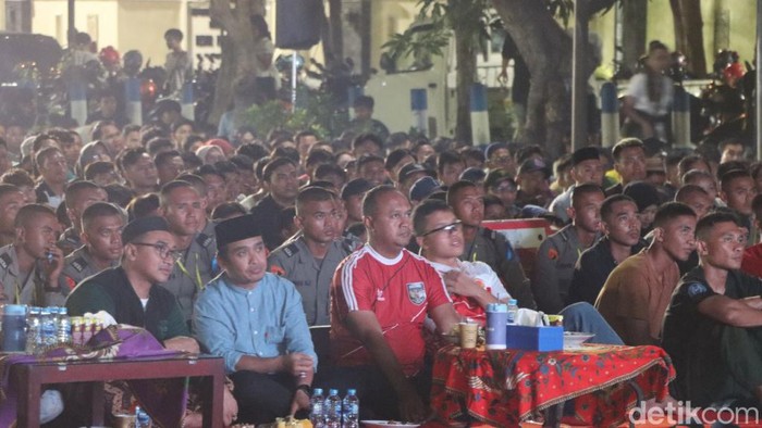 Nobar timnas Polres Pasuruan Kota