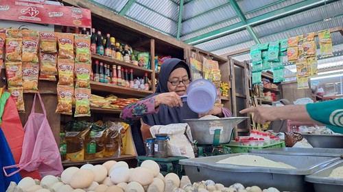 Seorang pedagang di Pasar Perumnas, Kota Mataram, NTB, Rabu (12/6/2024).