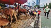 Kandang yang makan trotoar itu akan mengganggu pejalan kaki.