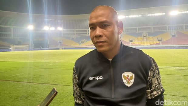 Pelatih Timnas Indonesia U-16 Nova Arianto saat ditemui di Stadion Manahan, Solo, Rabu (12/6/2024).