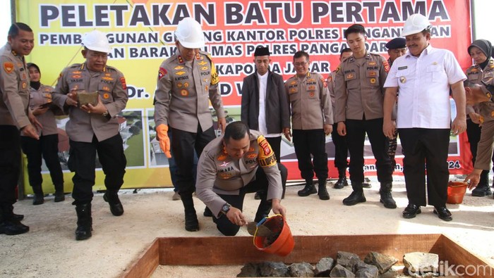 Peletakan batu pertama di tanah bangunan Mapolres Pangandaran