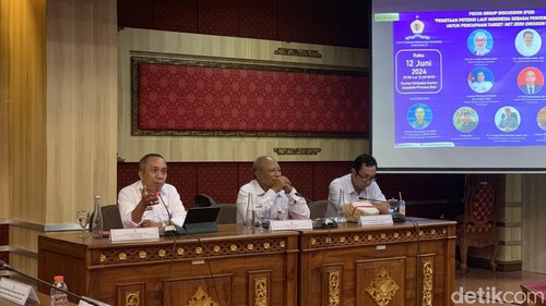 Kepala Dinas Kelautan dan Perikanan Provinsi Bali Putu Sumardiana (kiri) di kantor Bappeda Provinsi Bali, Rabu (12/6/2024).