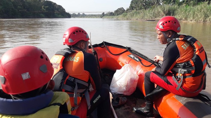 Tim SAR melakukan pencarian korban hanyut di Sungai Lematang