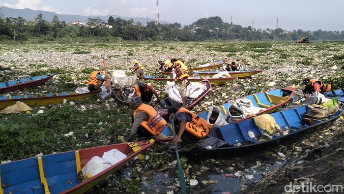 Pencemaran Sungai Citarum masih saja terjadi. Salah satu titik lokasi DAS Citarum yang tercemar berada Batujajar, Kabupaten Bandung Barat.