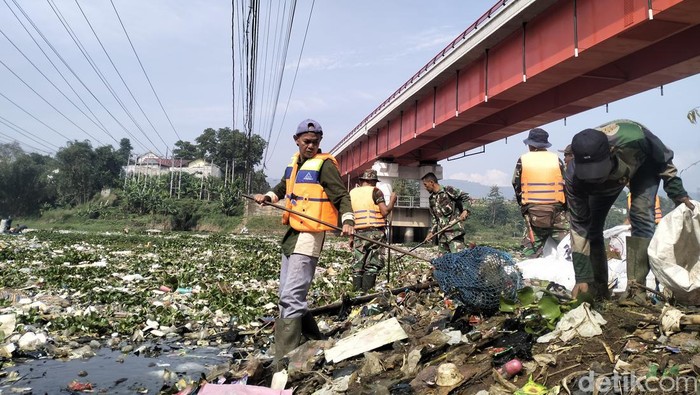 Pencemaran Sungai Citarum masih saja terjadi. Salah satu titik lokasi DAS Citarum yang tercemar berada Batujajar, Kabupaten Bandung Barat.