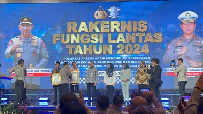 Penghargaan dari Kapolri saat Rapat Kerja Teknis (Rakernis) fungsi lalu lintas 2024 di Alana Hotel & Convention Center, Yogyakarta, Rabu