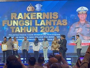 Terima Penghargaan Kolaborasi Mudik 2024, Menko PMK-Menhub Apresiasi Polri