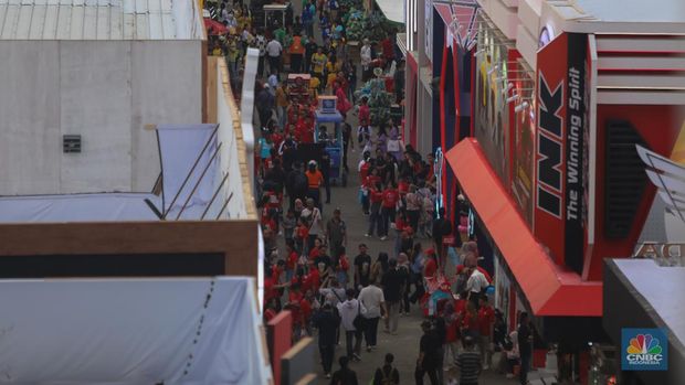 Pengunjung  memadati Jakarta Fair Kemayoran (JFK) di JIExpo Kemayoran, Jakarta, Rabu (12/6/2024). Jakarta Fair Kemayoran yang berlangung mulai 12 Juni hingga 14 Juli mendatang dengan resmi dibuka. (CNBC Indonesia/Faisal Rahman)