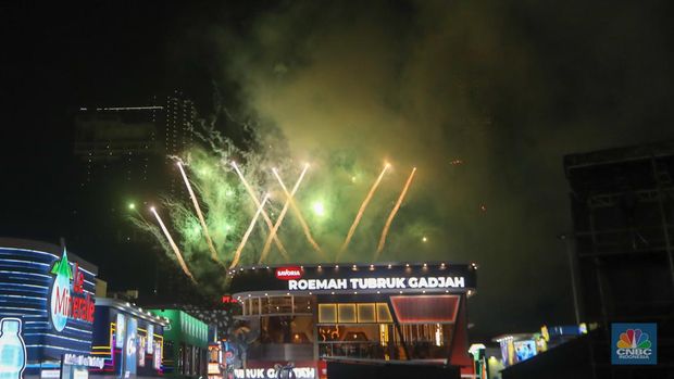 Pengunjung  memadati Jakarta Fair Kemayoran (JFK) di JIExpo Kemayoran, Jakarta, Rabu (12/6/2024). Jakarta Fair Kemayoran yang berlangung mulai 12 Juni hingga 14 Juli mendatang dengan resmi dibuka. (CNBC Indonesia/Faisal Rahman)