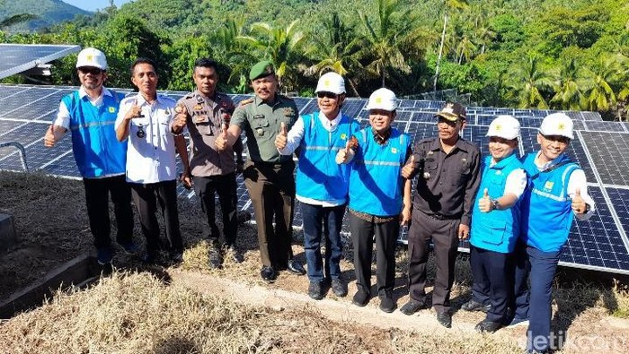 Peninjauan panel surya PLTS Tanamalala di Desa Tanamalala, Kecamatan Pasimasunggu, Kabupaten Kepulauan Selayar.