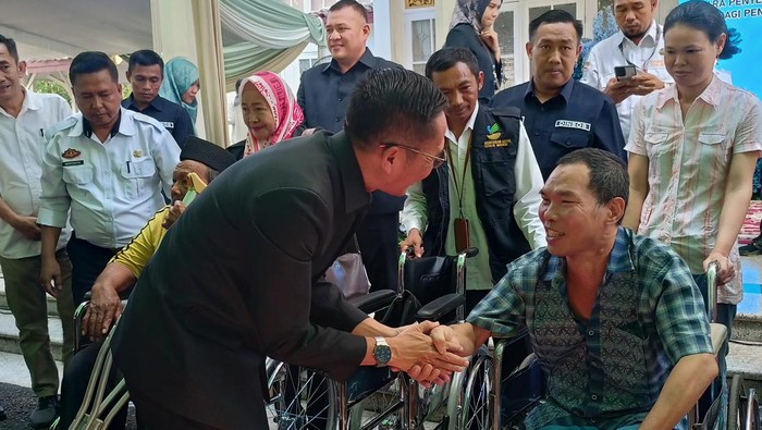 Pemkot Palembang membagikan 50 kursi roda dan 100 alat bantu pendengaran, kepada warga disabilitas yang membutuhkan. Pembagian dilakukan dalam memperingati Hari Jadi Ke-1341 Kota Palembang.