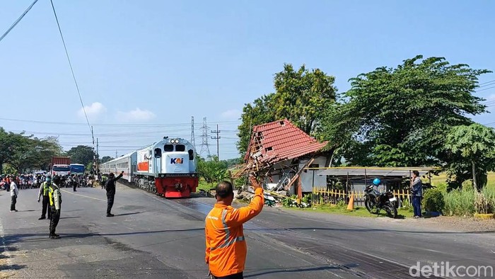 Penjagaan manual dilakukan di pos perlintasan yang rusak parah ditabrak bus di Pasuruan.