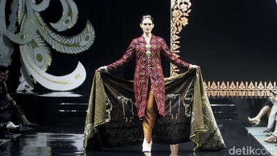 10 Koleksi Batik Karya 26 Desainer di Fashion Show Cerita Batik Emil Eriyanto
