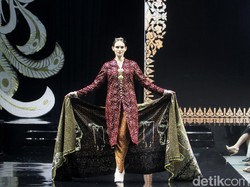 10 Koleksi Batik Karya 26 Desainer di Fashion Show Cerita Batik Emil Eriyanto