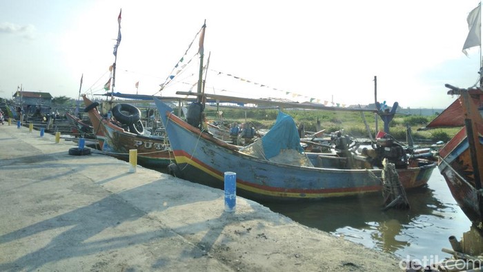 Perahu nelayan di Mundu Pesisir, Kabupaten Cirebon.