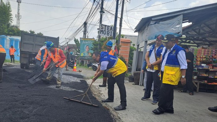 Perbaikan jalan di Kota Cilegon
