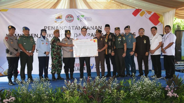 Pj Bupati Cirebon Wahyu Mijaya bersama jajaran Forkopimda menunjukkan pakta integritas.