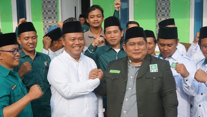 PKB umumkan Edi Sayudi (baju putih) sebagai calon bupati dalam Pilkada 2024 Demak, Rabu (12/6/2024).
