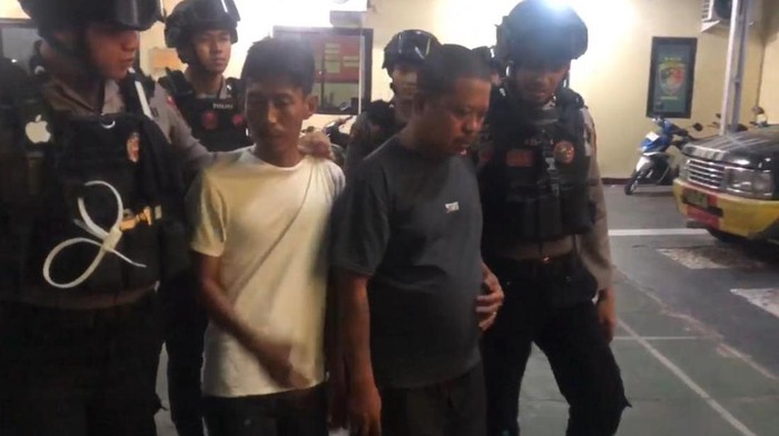 Polisi menangkap 2 jukir liar di area pelabuhan Makassar.