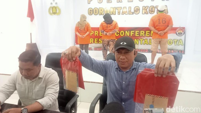 Polisi menggelar konferensi pers penangkapan 3 pelaku penyelundupan sabu dan ganja di Gorontalo.