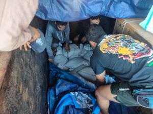 Polisi Gagalkan Penyelundupan Pasir Timah-Daging Babi Ilegal di Bangka