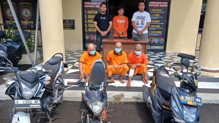 Jaringan Pencuri Kendaraan Bermotor Tertangkap usai Beraksi saat Jemaah Salat Jumat di Serang