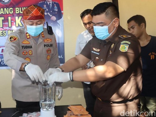 Polres Bima Kota saat memusnahkan sabu-sabu dengan diblender di kantor Sat Resnarkoba Polres Bima Kota, NTB, Rabu (10/6/2024). (Dok. Rafiin/detikBali)