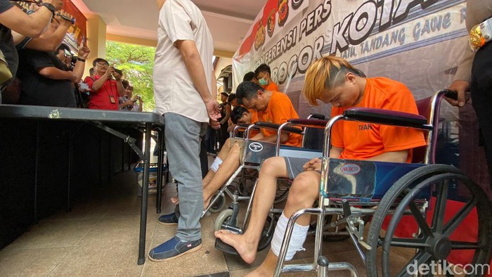 Polresta Bogor Kota menangkap 3 pencuri motor. Dua pelaku ditembak karena berupaya kabur dan melawan. (M Sholihin/detikcom)