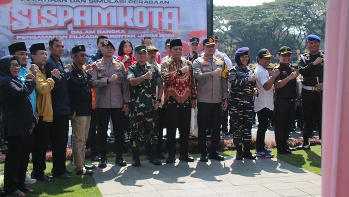Polresta Malang dan forkopimda menggelar Sispamkota jelang pilkada serentak