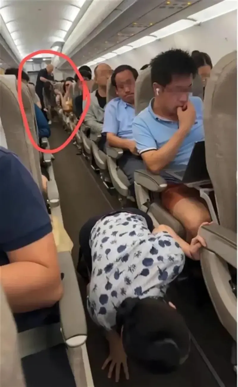 Possum di dalam pesawat China Eastern Airlines