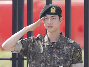Jin BTS Ungkap Kisah di Balik Layar Peluk 1.000 ARMY Usai Wamil, Ternyata...