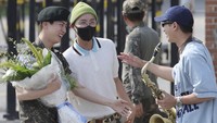 Anggota Boyband Korea Selatan, Jin BTS, dibebastugaskan dari wajib militer. Saat keluar dari pangkalan militer, Jin langsung disambut sejumlah personel BTS lainnya. (AP Photo/Im Byung-shik)