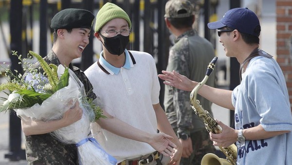 Potret Jin BTS Bebas Tugas Wamil, Langsung Disambut RM Cs