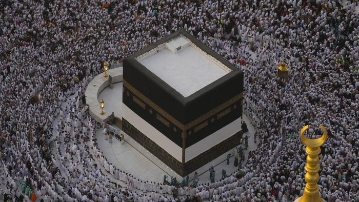 Potret Masjidil Haram Menyala Terang Dipadati Jemaah Haji Muslim pilgrims circumambulate the Kaaba, the cubic building at the Grand Mosque, during the annual Hajj pilgrimage in Mecca, Saudi Arabia, Tuesday, June 11, 2024. (AP Photo/Rafiq Maqbool)
