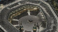 Masjidil Haram dipadati jemaah haji yang menunaikan salat.  
