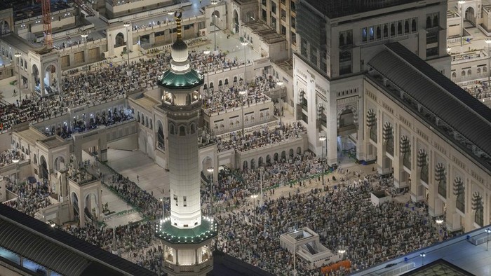 Muslim pilgrims circumambulate the Kaaba, the cubic building at the Grand Mosque, during the annual Hajj pilgrimage in Mecca, Saudi Arabia, Tuesday, June 11, 2024. (AP Photo/Rafiq Maqbool)