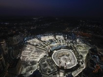 Potret Masjidil Haram Menyala Terang Dipadati Jemaah Haji