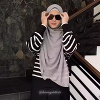 Sedikit berbeda dengan Dian Ayu, Natasha Rizki tetap memilih menggunakan rok panjang dan knitted wear. Ia memakai striped knit warna hitam-putih yang longgar. Foto: Instagram @dianayulestari