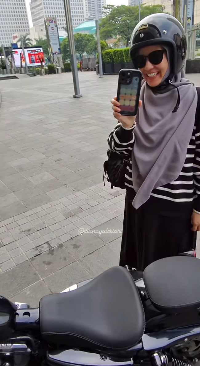 Natasha Rizki mengenakan kerudung abu-abu polos yang menutup dada. Di balik rok panjangnya tentu juga dilapisi celana panjang agar bagian kaki tidak terekspos. Foto: Instagram @dianayulestari