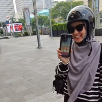 Natasha Rizki mengenakan kerudung abu-abu polos yang menutup dada. Di balik rok panjangnya tentu juga dilapisi celana panjang agar bagian kaki tidak terekspos. Foto: Instagram @dianayulestari