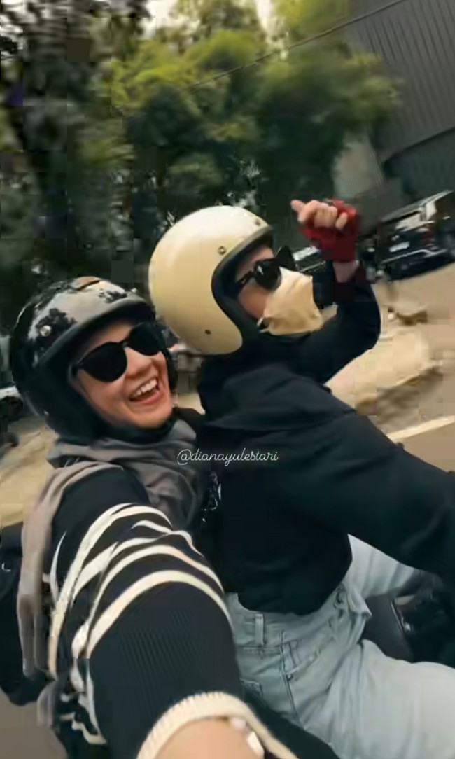 Natasha Rizki dan Dian Ayu menggunakan kacamata hitam untuk melindungi mata sekaligus memberikan tampilan yang lebih maskulin. Foto: Instagram @dianayulestari