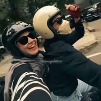 Natasha Rizki dan Dian Ayu menggunakan kacamata hitam untuk melindungi mata sekaligus memberikan tampilan yang lebih maskulin. Foto: Instagram @dianayulestari